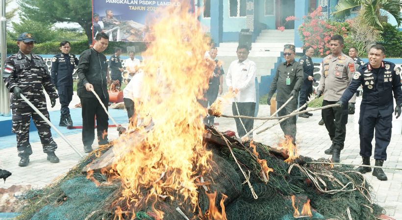 KKP Musnahkan 1 Ton Pakan Ikan Ilegal di Banda Aceh