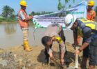 PT PP Tanam Pohon di Bantaran Sungai Kampong Kota Aceh Tamiang