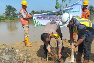 PT PP Tanam Pohon di Bantaran Sungai Kampong Kota Aceh Tamiang