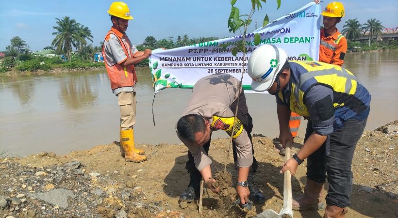 PT PP Tanam Pohon di Bantaran Sungai Kampong Kota Aceh Tamiang