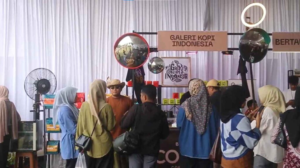Sore hingga Malam, Warga Padati Banda Aceh Colossal Coffee Experience 2026 Komparatif.ID, Banda Aceh– Lapangan Blang Padang, Banda Aceh, dipadati pengunjung sejak Jumat (18/9/2026) sore hingga malam saat Banda Aceh Colossal Coffee Experience (BACCE) 2026 berlangsung. Anak muda hingga keluarga tampak memenuhi kawasan acara untuk menikmati sajian kopi, produk UMKM, aktivitas barista, dan hiburan di panggung utama. Memasuki sore hari, kawasan Banda Aceh Colossal Coffee Experience mulai dipadati pengunjung. Masyarakat tidak hanya datang untuk menikmati secangkir kopi, tetapi juga melihat secara langsung proses pembuatan dan penyajian kopi dari berbagai stan yang tersedia.