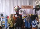 Sore hingga Malam, Warga Padati Banda Aceh Colossal Coffee Experience 2026 Komparatif.ID, Banda Aceh– Lapangan Blang Padang, Banda Aceh, dipadati pengunjung sejak Jumat (18/9/2026) sore hingga malam saat Banda Aceh Colossal Coffee Experience (BACCE) 2026 berlangsung. Anak muda hingga keluarga tampak memenuhi kawasan acara untuk menikmati sajian kopi, produk UMKM, aktivitas barista, dan hiburan di panggung utama. Memasuki sore hari, kawasan Banda Aceh Colossal Coffee Experience mulai dipadati pengunjung. Masyarakat tidak hanya datang untuk menikmati secangkir kopi, tetapi juga melihat secara langsung proses pembuatan dan penyajian kopi dari berbagai stan yang tersedia.