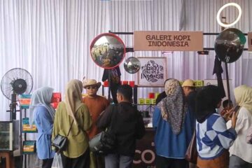 Sore hingga Malam, Warga Padati Banda Aceh Colossal Coffee Experience 2026 Komparatif.ID, Banda Aceh– Lapangan Blang Padang, Banda Aceh, dipadati pengunjung sejak Jumat (18/9/2026) sore hingga malam saat Banda Aceh Colossal Coffee Experience (BACCE) 2026 berlangsung. Anak muda hingga keluarga tampak memenuhi kawasan acara untuk menikmati sajian kopi, produk UMKM, aktivitas barista, dan hiburan di panggung utama. Memasuki sore hari, kawasan Banda Aceh Colossal Coffee Experience mulai dipadati pengunjung. Masyarakat tidak hanya datang untuk menikmati secangkir kopi, tetapi juga melihat secara langsung proses pembuatan dan penyajian kopi dari berbagai stan yang tersedia.