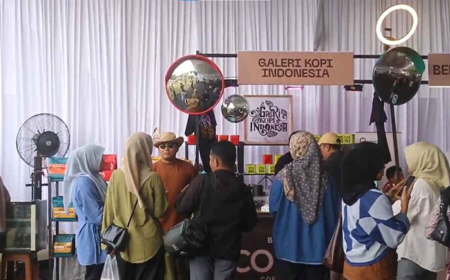 Sore hingga Malam, Warga Padati Banda Aceh Colossal Coffee Experience 2026 Komparatif.ID, Banda Aceh– Lapangan Blang Padang, Banda Aceh, dipadati pengunjung sejak Jumat (18/9/2026) sore hingga malam saat Banda Aceh Colossal Coffee Experience (BACCE) 2026 berlangsung. Anak muda hingga keluarga tampak memenuhi kawasan acara untuk menikmati sajian kopi, produk UMKM, aktivitas barista, dan hiburan di panggung utama. Memasuki sore hari, kawasan Banda Aceh Colossal Coffee Experience mulai dipadati pengunjung. Masyarakat tidak hanya datang untuk menikmati secangkir kopi, tetapi juga melihat secara langsung proses pembuatan dan penyajian kopi dari berbagai stan yang tersedia.