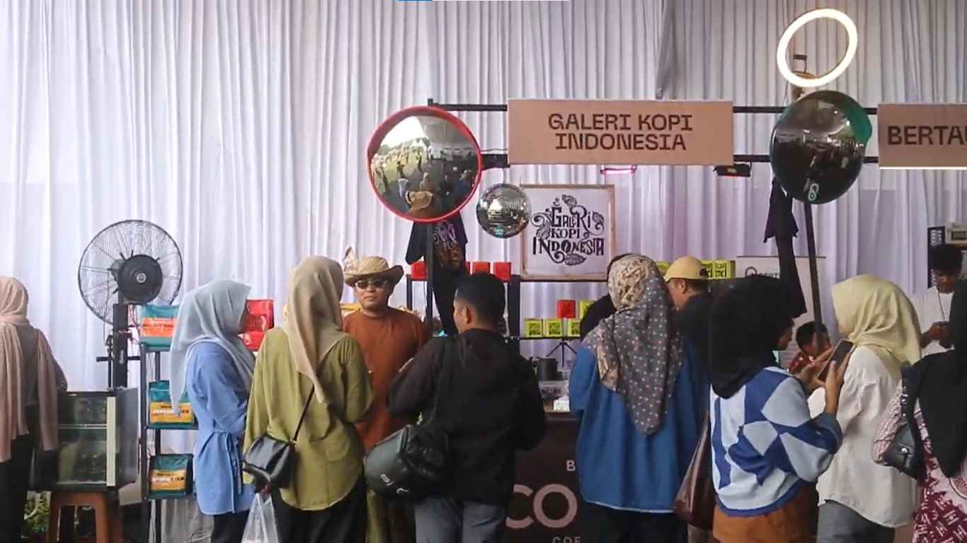 Sore hingga Malam, Warga Padati Banda Aceh Colossal Coffee Experience 2026 Komparatif.ID, Banda Aceh– Lapangan Blang Padang, Banda Aceh, dipadati pengunjung sejak Jumat (18/9/2026) sore hingga malam saat Banda Aceh Colossal Coffee Experience (BACCE) 2026 berlangsung. Anak muda hingga keluarga tampak memenuhi kawasan acara untuk menikmati sajian kopi, produk UMKM, aktivitas barista, dan hiburan di panggung utama. Memasuki sore hari, kawasan Banda Aceh Colossal Coffee Experience mulai dipadati pengunjung. Masyarakat tidak hanya datang untuk menikmati secangkir kopi, tetapi juga melihat secara langsung proses pembuatan dan penyajian kopi dari berbagai stan yang tersedia.