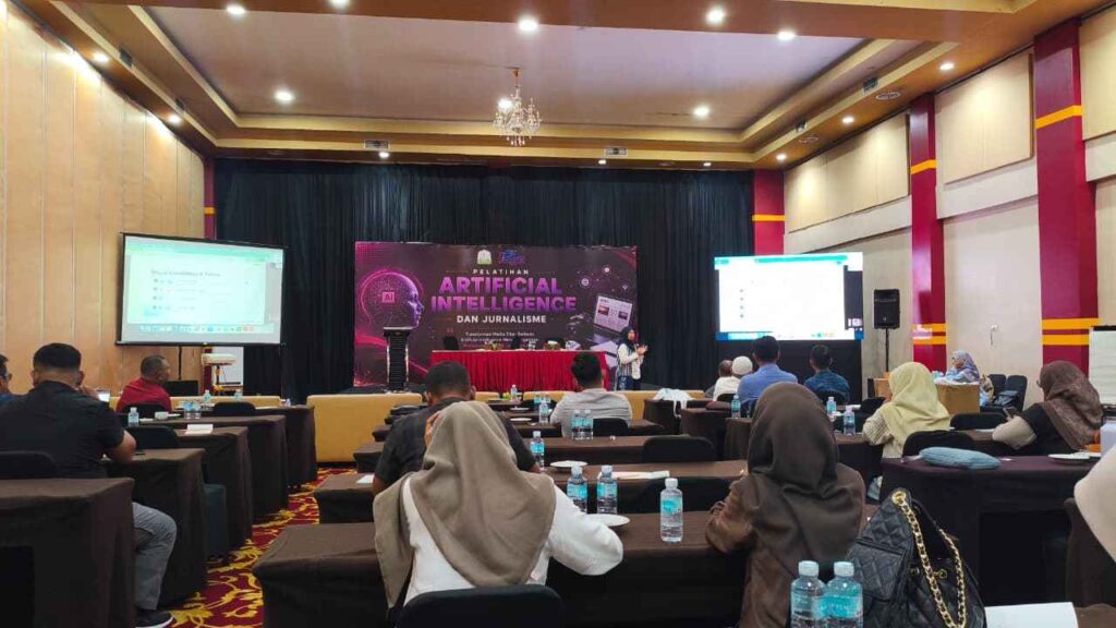SMSI Aceh Bekali Wartawan dengan AI, Tekankan Verifikasi dan Etika Jurnalistik Komparatif.ID, Banda Aceh– Serikat Media Siber Indonesia (SMSI) Aceh membekali puluhan wartawan dari berbagai kabupaten/kota di Aceh dengan pemahaman dan keterampilan pemanfaatan Artificial Intelligence (AI) dalam kerja jurnalistik. Pelatihan tersebut digelar di Amel Hotel & Convention Hall, Meuraxa, Banda Aceh, Sabtu (5/9/2026). Kegiatan bertema “Transformasi Media Siber Berbasis AI Menuju Organisasi Profesional, Adaptif, dan Kolaboratif” tersebut menjadi bagian dari upaya SMSI Aceh meningkatkan kompetensi wartawan dan pengelola media siber di tengah perkembangan teknologi kecerdasan buatan yang semakin pesat.