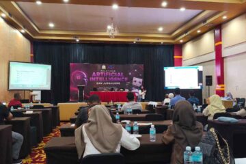SMSI Aceh Bekali Wartawan dengan AI, Tekankan Verifikasi dan Etika Jurnalistik Komparatif.ID, Banda Aceh– Serikat Media Siber Indonesia (SMSI) Aceh membekali puluhan wartawan dari berbagai kabupaten/kota di Aceh dengan pemahaman dan keterampilan pemanfaatan Artificial Intelligence (AI) dalam kerja jurnalistik. Pelatihan tersebut digelar di Amel Hotel & Convention Hall, Meuraxa, Banda Aceh, Sabtu (5/9/2026). Kegiatan bertema “Transformasi Media Siber Berbasis AI Menuju Organisasi Profesional, Adaptif, dan Kolaboratif” tersebut menjadi bagian dari upaya SMSI Aceh meningkatkan kompetensi wartawan dan pengelola media siber di tengah perkembangan teknologi kecerdasan buatan yang semakin pesat.