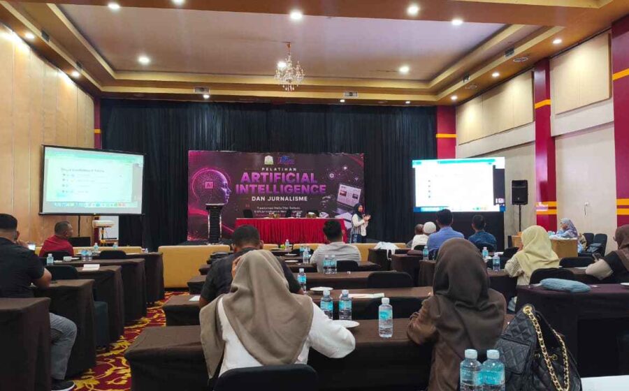 SMSI Aceh Bekali Wartawan dengan AI, Tekankan Verifikasi dan Etika Jurnalistik Komparatif.ID, Banda Aceh– Serikat Media Siber Indonesia (SMSI) Aceh membekali puluhan wartawan dari berbagai kabupaten/kota di Aceh dengan pemahaman dan keterampilan pemanfaatan Artificial Intelligence (AI) dalam kerja jurnalistik. Pelatihan tersebut digelar di Amel Hotel & Convention Hall, Meuraxa, Banda Aceh, Sabtu (5/9/2026). Kegiatan bertema “Transformasi Media Siber Berbasis AI Menuju Organisasi Profesional, Adaptif, dan Kolaboratif” tersebut menjadi bagian dari upaya SMSI Aceh meningkatkan kompetensi wartawan dan pengelola media siber di tengah perkembangan teknologi kecerdasan buatan yang semakin pesat.