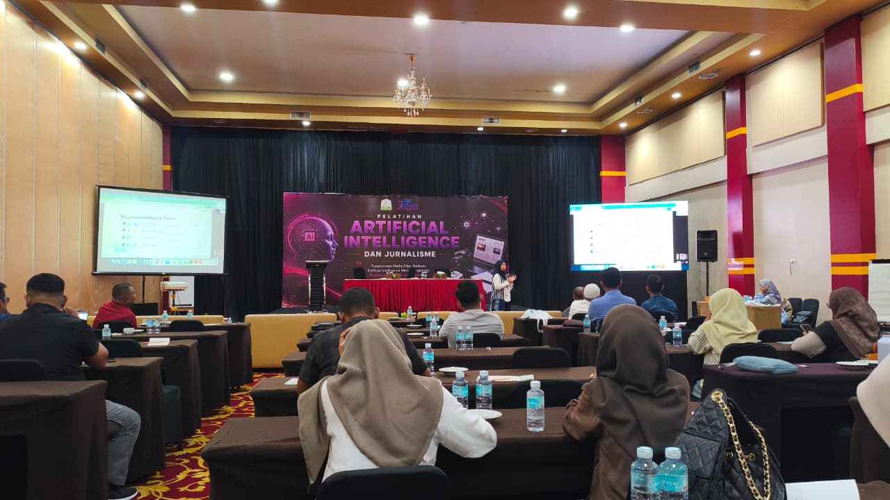 SMSI Aceh Bekali Wartawan dengan AI, Tekankan Verifikasi dan Etika Jurnalistik Komparatif.ID, Banda Aceh– Serikat Media Siber Indonesia (SMSI) Aceh membekali puluhan wartawan dari berbagai kabupaten/kota di Aceh dengan pemahaman dan keterampilan pemanfaatan Artificial Intelligence (AI) dalam kerja jurnalistik. Pelatihan tersebut digelar di Amel Hotel & Convention Hall, Meuraxa, Banda Aceh, Sabtu (5/9/2026). Kegiatan bertema “Transformasi Media Siber Berbasis AI Menuju Organisasi Profesional, Adaptif, dan Kolaboratif” tersebut menjadi bagian dari upaya SMSI Aceh meningkatkan kompetensi wartawan dan pengelola media siber di tengah perkembangan teknologi kecerdasan buatan yang semakin pesat.