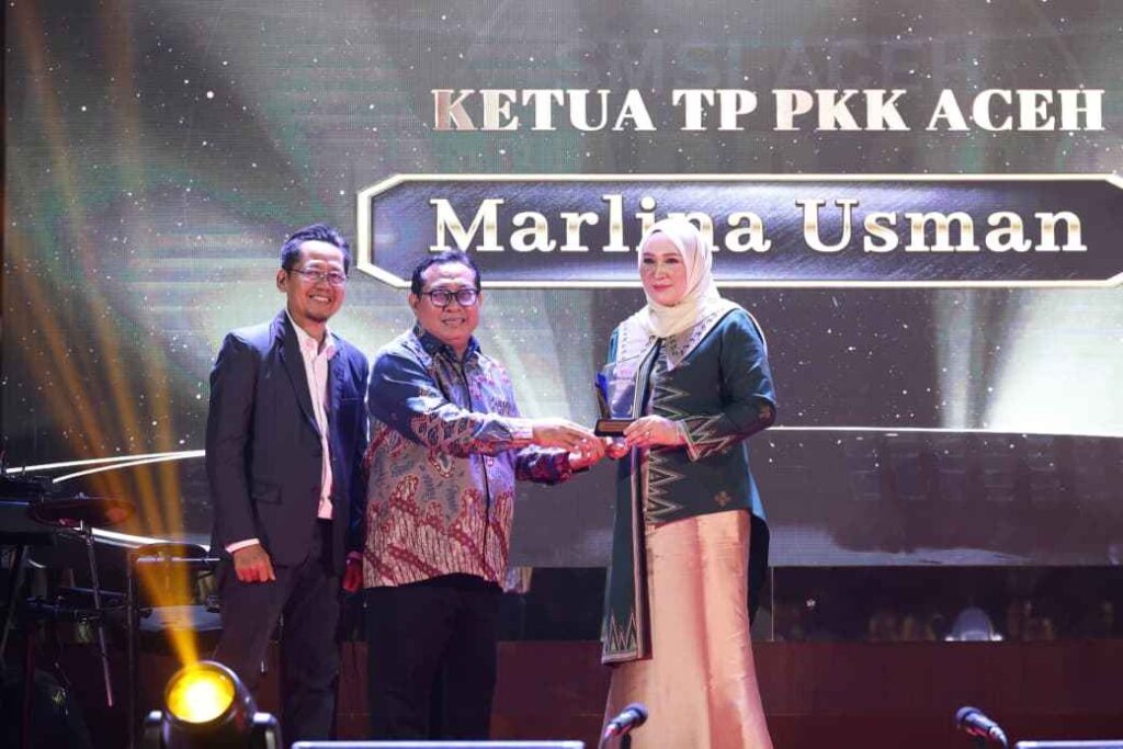 20 Tokoh dan Institusi Raih SMSI Award 2026, Apresiasi untuk Kontribusi bagi Aceh Komparatif.ID, Banda Aceh– Sebanyak 20 tokoh dan institusi menerima Serikat Media Siber Indonesia (SMSI) Aceh Award 2026. Penghargaan tersebut diberikan sebagai bentuk apresiasi atas kiprah, dedikasi, inovasi, serta kontribusi bagi pembangunan dan kemajuan masyarakat Aceh. Penyerahan penghargaan berlangsung pada Malam Anugerah SMSI Aceh di Banda Aceh, Sabtu (5/9/2026) malam. Para penerima berasal dari berbagai latar belakang, mulai dari pemerintahan, legislatif, penegakan hukum, dunia usaha, energi, sosial kemasyarakatan, hingga bidang lainnya.