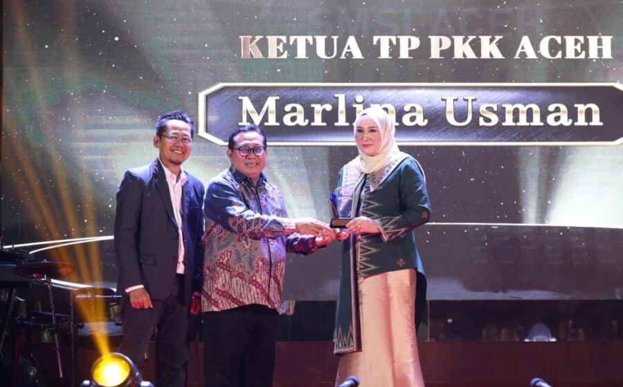 20 Tokoh dan Institusi Raih SMSI Award 2026, Apresiasi untuk Kontribusi bagi Aceh Komparatif.ID, Banda Aceh– Sebanyak 20 tokoh dan institusi menerima Serikat Media Siber Indonesia (SMSI) Aceh Award 2026. Penghargaan tersebut diberikan sebagai bentuk apresiasi atas kiprah, dedikasi, inovasi, serta kontribusi bagi pembangunan dan kemajuan masyarakat Aceh. Penyerahan penghargaan berlangsung pada Malam Anugerah SMSI Aceh di Banda Aceh, Sabtu (5/9/2026) malam. Para penerima berasal dari berbagai latar belakang, mulai dari pemerintahan, legislatif, penegakan hukum, dunia usaha, energi, sosial kemasyarakatan, hingga bidang lainnya.