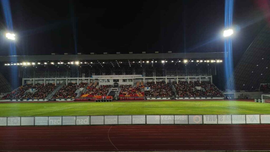 Launching Tim Berakhir Manis, Persiraja Comeback 2-1 atas RANS Nusantara Komparatif.ID, Banda Aceh– Persiraja Banda Aceh mengawali rangkaian persiapan menuju kompetisi Championship 2026/2027 dengan kemenangan atas RANS Nusantara FC. Bermain di Stadion Harapan Bangsa, Lhong Raya, Banda Aceh, Minggu (6/9/2026) malam, Laskar Rencong menang dengan skor 2-1 setelah sempat tertinggal pada babak pertama. Pertandingan persahabatan tersebut menjadi agenda utama dalam rangkaian launching tim Persiraja Banda Aceh. Kegiatan berlangsung sejak pagi dan tidak hanya diisi dengan laga sepak bola. Sejumlah kegiatan hiburan dan acara pendukung turut digelar untuk menyambut musim kompetisi baru. Rangkaian kegiatan diawali dengan senam pagi dan jajaran keliling nusantara. Acara kemudian dilanjutkan dengan berbagai hiburan musik yang melibatkan sejumlah musisi. Penampilan Vellarocka dan Apache turut mengisi rangkaian acara. Sementara itu, Virzha tidak dapat hadir karena erupsi Gunung Krakatau. Raffi Ahmad dan Nagita Slavina juga tidak dapat menghadiri acara tersebut. Salah satu agenda utama sebelum pertandingan adalah launching jersey baru Persiraja. Dalam acara tersebut diperkenalkan tiga desain jersey yang akan digunakan tim, masing-masing berwarna oranye, biru, dan putih. Selain jersey, Persiraja juga memperkenalkan para pemain baru yang akan memperkuat tim dalam menghadapi kompetisi Liga 2 2026/2027.