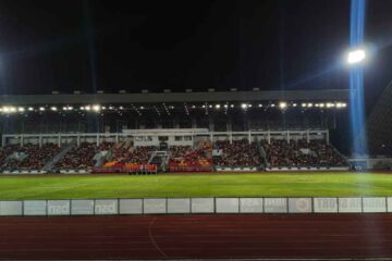 Launching Tim Berakhir Manis, Persiraja Comeback 2-1 atas RANS Nusantara Komparatif.ID, Banda Aceh– Persiraja Banda Aceh mengawali rangkaian persiapan menuju kompetisi Championship 2026/2027 dengan kemenangan atas RANS Nusantara FC. Bermain di Stadion Harapan Bangsa, Lhong Raya, Banda Aceh, Minggu (6/9/2026) malam, Laskar Rencong menang dengan skor 2-1 setelah sempat tertinggal pada babak pertama. Pertandingan persahabatan tersebut menjadi agenda utama dalam rangkaian launching tim Persiraja Banda Aceh. Kegiatan berlangsung sejak pagi dan tidak hanya diisi dengan laga sepak bola. Sejumlah kegiatan hiburan dan acara pendukung turut digelar untuk menyambut musim kompetisi baru. Rangkaian kegiatan diawali dengan senam pagi dan jajaran keliling nusantara. Acara kemudian dilanjutkan dengan berbagai hiburan musik yang melibatkan sejumlah musisi. Penampilan Vellarocka dan Apache turut mengisi rangkaian acara. Sementara itu, Virzha tidak dapat hadir karena erupsi Gunung Krakatau. Raffi Ahmad dan Nagita Slavina juga tidak dapat menghadiri acara tersebut. Salah satu agenda utama sebelum pertandingan adalah launching jersey baru Persiraja. Dalam acara tersebut diperkenalkan tiga desain jersey yang akan digunakan tim, masing-masing berwarna oranye, biru, dan putih. Selain jersey, Persiraja juga memperkenalkan para pemain baru yang akan memperkuat tim dalam menghadapi kompetisi Liga 2 2026/2027.