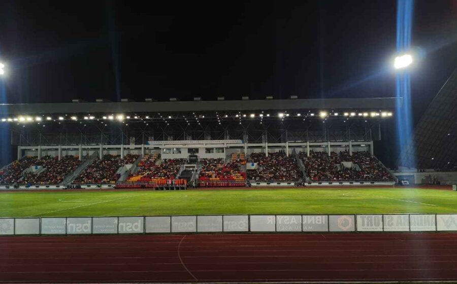 Launching Tim Berakhir Manis, Persiraja Comeback 2-1 atas RANS Nusantara Komparatif.ID, Banda Aceh– Persiraja Banda Aceh mengawali rangkaian persiapan menuju kompetisi Championship 2026/2027 dengan kemenangan atas RANS Nusantara FC. Bermain di Stadion Harapan Bangsa, Lhong Raya, Banda Aceh, Minggu (6/9/2026) malam, Laskar Rencong menang dengan skor 2-1 setelah sempat tertinggal pada babak pertama. Pertandingan persahabatan tersebut menjadi agenda utama dalam rangkaian launching tim Persiraja Banda Aceh. Kegiatan berlangsung sejak pagi dan tidak hanya diisi dengan laga sepak bola. Sejumlah kegiatan hiburan dan acara pendukung turut digelar untuk menyambut musim kompetisi baru. Rangkaian kegiatan diawali dengan senam pagi dan jajaran keliling nusantara. Acara kemudian dilanjutkan dengan berbagai hiburan musik yang melibatkan sejumlah musisi. Penampilan Vellarocka dan Apache turut mengisi rangkaian acara. Sementara itu, Virzha tidak dapat hadir karena erupsi Gunung Krakatau. Raffi Ahmad dan Nagita Slavina juga tidak dapat menghadiri acara tersebut. Salah satu agenda utama sebelum pertandingan adalah launching jersey baru Persiraja. Dalam acara tersebut diperkenalkan tiga desain jersey yang akan digunakan tim, masing-masing berwarna oranye, biru, dan putih. Selain jersey, Persiraja juga memperkenalkan para pemain baru yang akan memperkuat tim dalam menghadapi kompetisi Liga 2 2026/2027.