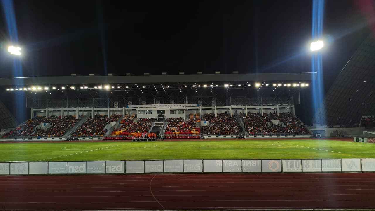 Launching Tim Berakhir Manis, Persiraja Comeback 2-1 atas RANS Nusantara Komparatif.ID, Banda Aceh– Persiraja Banda Aceh mengawali rangkaian persiapan menuju kompetisi Championship 2026/2027 dengan kemenangan atas RANS Nusantara FC. Bermain di Stadion Harapan Bangsa, Lhong Raya, Banda Aceh, Minggu (6/9/2026) malam, Laskar Rencong menang dengan skor 2-1 setelah sempat tertinggal pada babak pertama. Pertandingan persahabatan tersebut menjadi agenda utama dalam rangkaian launching tim Persiraja Banda Aceh. Kegiatan berlangsung sejak pagi dan tidak hanya diisi dengan laga sepak bola. Sejumlah kegiatan hiburan dan acara pendukung turut digelar untuk menyambut musim kompetisi baru. Rangkaian kegiatan diawali dengan senam pagi dan jajaran keliling nusantara. Acara kemudian dilanjutkan dengan berbagai hiburan musik yang melibatkan sejumlah musisi. Penampilan Vellarocka dan Apache turut mengisi rangkaian acara. Sementara itu, Virzha tidak dapat hadir karena erupsi Gunung Krakatau. Raffi Ahmad dan Nagita Slavina juga tidak dapat menghadiri acara tersebut. Salah satu agenda utama sebelum pertandingan adalah launching jersey baru Persiraja. Dalam acara tersebut diperkenalkan tiga desain jersey yang akan digunakan tim, masing-masing berwarna oranye, biru, dan putih. Selain jersey, Persiraja juga memperkenalkan para pemain baru yang akan memperkuat tim dalam menghadapi kompetisi Liga 2 2026/2027.