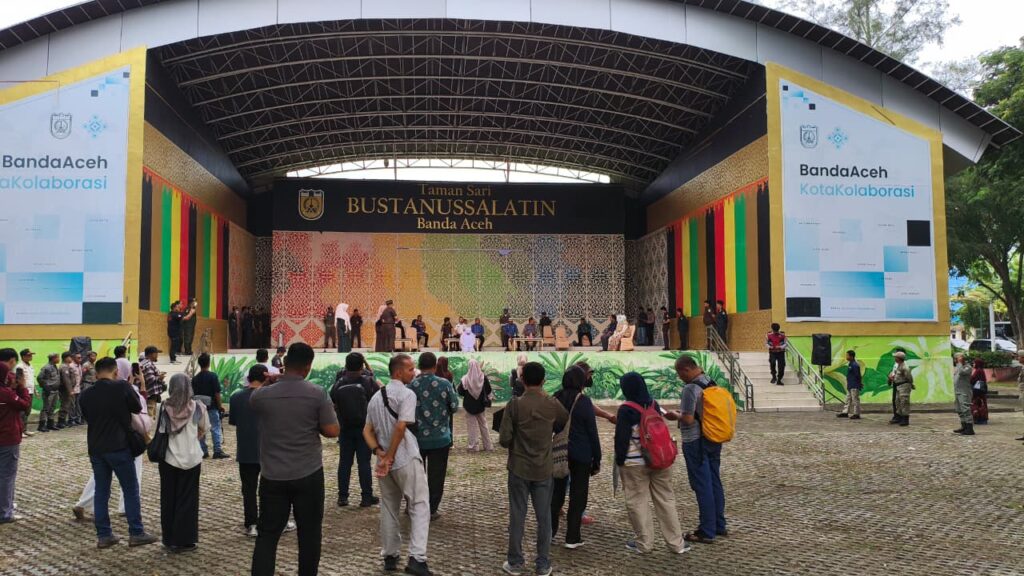 Dua Terpidana Zina Jalani 100 Kali Cambukan, Total 10 Orang Dicambuk di Banda Aceh Komparatif.ID, Banda Aceh– Sebanyak 10 terpidana pelanggaran syariat Islam menjalani hukuman cambuk di Taman Bustanussalatin, Banda Aceh, Kamis (17/9/2026). Dua di antaranya merupakan terpidana perkara zina yang masing-masing dijatuhi hukuman 100 kali cambukan. Kepala Seksi Tindak Pidana Umum (Kasi Pidum) Kejaksaan Negeri Banda Aceh, Darma Mustika, mengatakan 10 terpidana yang dieksekusi terdiri atas dua terpidana perkara zina dan delapan terpidana perkara ikhtilath. “Hari ini ada 10 orang pelaku yang kita cambuk, yaitu zina dua orang, yang lainnya ikhtilat,” kata Darma.