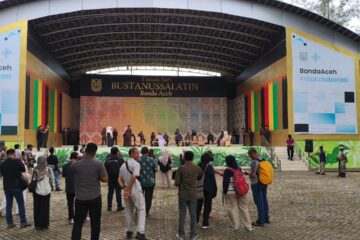 Dua Terpidana Zina Jalani 100 Kali Cambukan, Total 10 Orang Dicambuk di Banda Aceh Komparatif.ID, Banda Aceh– Sebanyak 10 terpidana pelanggaran syariat Islam menjalani hukuman cambuk di Taman Bustanussalatin, Banda Aceh, Kamis (17/9/2026). Dua di antaranya merupakan terpidana perkara zina yang masing-masing dijatuhi hukuman 100 kali cambukan. Kepala Seksi Tindak Pidana Umum (Kasi Pidum) Kejaksaan Negeri Banda Aceh, Darma Mustika, mengatakan 10 terpidana yang dieksekusi terdiri atas dua terpidana perkara zina dan delapan terpidana perkara ikhtilath. “Hari ini ada 10 orang pelaku yang kita cambuk, yaitu zina dua orang, yang lainnya ikhtilat,” kata Darma.