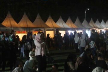 Banda Aceh Colossal Coffee Experience 2026 Ditutup, 26 Ribu Pengunjung Padati Blang Padang Komparatif.ID, Banda Aceh– Sekitar 26 ribu pengunjung tercatat meramaikan Banda Aceh Colossal Coffee Experience 2026 selama tiga hari pelaksanaan di Lapangan Blang Padang, Banda Aceh. Festival yang melibatkan 120 pelaku UMKM itu resmi berakhir pada Minggu (20/9/2026) malam. Wali Kota Banda Aceh Illiza Sa’aduddin Djamal menutup langsung Banda Aceh Colossal Coffee Experience 2026 yang berlangsung sejak Jumat (18/9/2026). Malam penutupan menjadi puncak keramaian festival yang mengangkat kopi sebagai bagian dari identitas Banda Aceh.