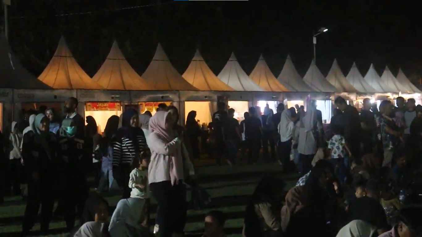 Banda Aceh Colossal Coffee Experience 2026 Ditutup, 26 Ribu Pengunjung Padati Blang Padang Komparatif.ID, Banda Aceh– Sekitar 26 ribu pengunjung tercatat meramaikan Banda Aceh Colossal Coffee Experience 2026 selama tiga hari pelaksanaan di Lapangan Blang Padang, Banda Aceh. Festival yang melibatkan 120 pelaku UMKM itu resmi berakhir pada Minggu (20/9/2026) malam. Wali Kota Banda Aceh Illiza Sa’aduddin Djamal menutup langsung Banda Aceh Colossal Coffee Experience 2026 yang berlangsung sejak Jumat (18/9/2026). Malam penutupan menjadi puncak keramaian festival yang mengangkat kopi sebagai bagian dari identitas Banda Aceh.
