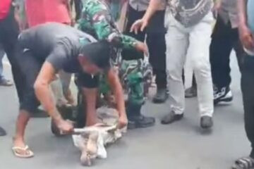 Seorang Pria Gila di Jeunib Mengamuk di Tengah Jalan Raya