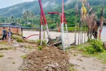 Jembatan Perintis Pasir Putih Tripe Jaya Putus Diterjang Luapan Sungai