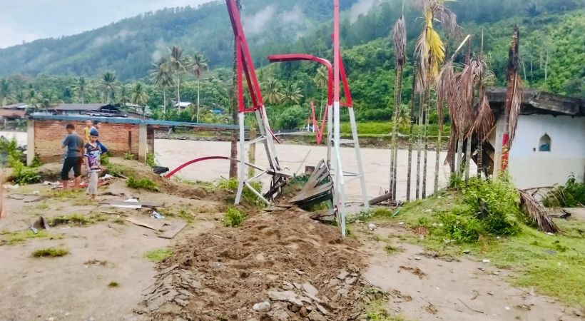 Jembatan Perintis Pasir Putih Tripe Jaya Putus Diterjang Luapan Sungai