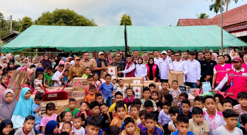 Bupati Bireuen Serahkan Bantuan PMI untuk Warga Simpang Jaya