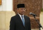 Baru Setahun Purbaya Jadi Menkeu, Prabowo Kini Pilih Suahasil Nazara Komparatif.ID, Jakarta– Presiden Prabowo Subianto resmi melantik Suahasil Nazara sebagai Menteri Keuangan di Istana Negara, Jakarta Pusat, Senin (14/9/2026). Suahasil menggantikan Purbaya Yudhi Sadewa yang genap menjabat sebagai Menteri Keuangan selama setahun. Pelantikan berlangsung pada Senin sore dan dipimpin langsung oleh Presiden Prabowo. Sejumlah menteri, wakil menteri, serta pejabat negara turut hadir dalam agenda tersebut. Dalam prosesi pelantikan, Prabowo memimpin pembacaan sumpah jabatan yang kemudian diikuti oleh Suahasil.