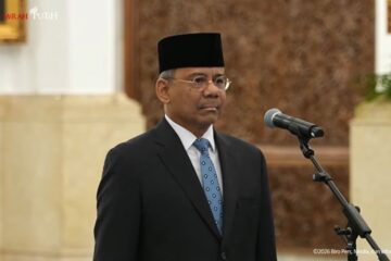 Baru Setahun Purbaya Jadi Menkeu, Prabowo Kini Pilih Suahasil Nazara Komparatif.ID, Jakarta– Presiden Prabowo Subianto resmi melantik Suahasil Nazara sebagai Menteri Keuangan di Istana Negara, Jakarta Pusat, Senin (14/9/2026). Suahasil menggantikan Purbaya Yudhi Sadewa yang genap menjabat sebagai Menteri Keuangan selama setahun. Pelantikan berlangsung pada Senin sore dan dipimpin langsung oleh Presiden Prabowo. Sejumlah menteri, wakil menteri, serta pejabat negara turut hadir dalam agenda tersebut. Dalam prosesi pelantikan, Prabowo memimpin pembacaan sumpah jabatan yang kemudian diikuti oleh Suahasil.