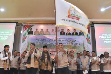 Bupati Mukhlis Hadiri Pelantikan 20 Korcam Tani Merdeka Bireuen
