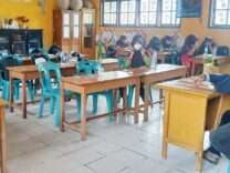 Kabut Asap Mulai Berdampak, 5 Siswa per Kelas di MIN 21 Bireuen Tidak Hadir Para murid kelas VI MIN 21 Bireuen menggunakan masker saat ingin berolahraga. Foto: HO for Komparatif.ID.