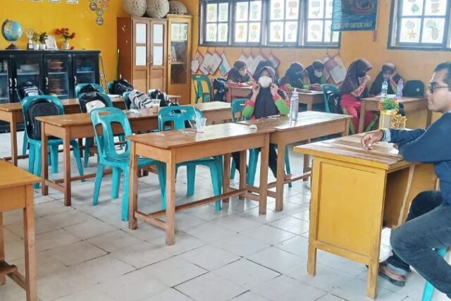 Kabut Asap Mulai Berdampak, 5 Siswa per Kelas di MIN 21 Bireuen Tidak Hadir Para murid kelas VI MIN 21 Bireuen menggunakan masker saat ingin berolahraga. Foto: HO for Komparatif.ID.
