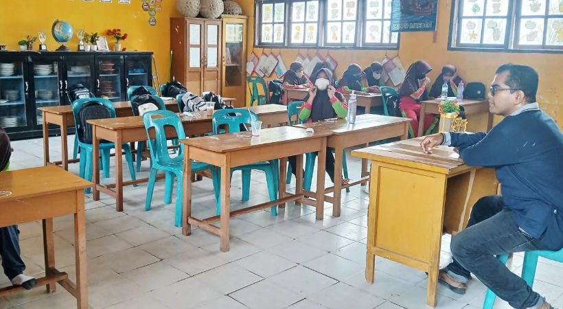 Kabut Asap Mulai Berdampak, 5 Siswa per Kelas di MIN 21 Bireuen Tidak Hadir Para murid kelas VI MIN 21 Bireuen menggunakan masker saat ingin berolahraga. Foto: HO for Komparatif.ID.