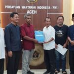 Muhammad Saman Kembalikan Berkas Calon Ketua PWI Aceh, Usung 8 Agenda Bakal calon Ketua PWI Aceh Muhammad Saman didampingi tim pemenangan mengembalikan berkas pendaftaran kepada Panitia SC Konferprov XIII PWI Aceh, Jumat sore (23/10.2026). Foto: HO for Komparatif.ID.
