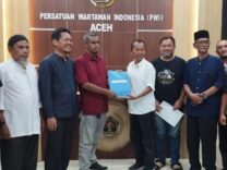 Muhammad Saman Kembalikan Berkas Calon Ketua PWI Aceh, Usung 8 Agenda Bakal calon Ketua PWI Aceh Muhammad Saman didampingi tim pemenangan mengembalikan berkas pendaftaran kepada Panitia SC Konferprov XIII PWI Aceh, Jumat sore (23/10.2026). Foto: HO for Komparatif.ID.