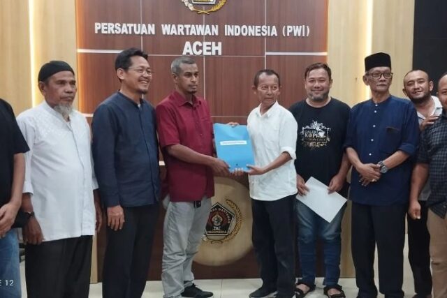 Muhammad Saman Kembalikan Berkas Calon Ketua PWI Aceh, Usung 8 Agenda Bakal calon Ketua PWI Aceh Muhammad Saman didampingi tim pemenangan mengembalikan berkas pendaftaran kepada Panitia SC Konferprov XIII PWI Aceh, Jumat sore (23/10.2026). Foto: HO for Komparatif.ID.