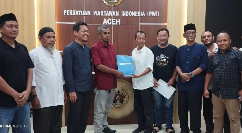 Muhammad Saman Kembalikan Berkas Calon Ketua PWI Aceh, Usung 8 Agenda Bakal calon Ketua PWI Aceh Muhammad Saman didampingi tim pemenangan mengembalikan berkas pendaftaran kepada Panitia SC Konferprov XIII PWI Aceh, Jumat sore (23/10.2026). Foto: HO for Komparatif.ID.