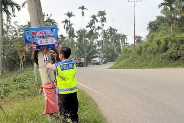Polres Pasang Pamflet di Titik Rawan Longsor Jalur Bireuen–Takengon