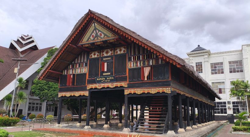 Menelusuri Rumoh Aceh: Rumah Tanpa Paku yang Pernah Juara di Pameran Kolonial