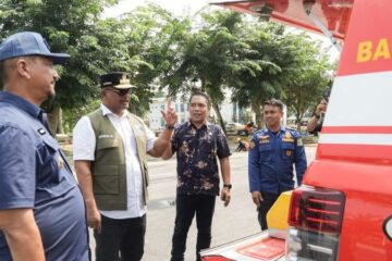 Safrizal Serahkan Mobil Damkar dan Pompa Portable untuk Aceh Tamiang
