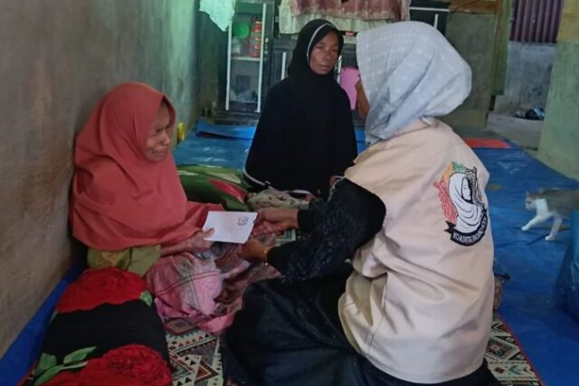 KIA Bireuen Salurkan Bantuan untuk 2 Janda di Peudada