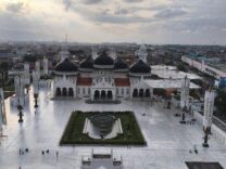 Menikmati Syahdunya Masjid Raya Baiturrahman