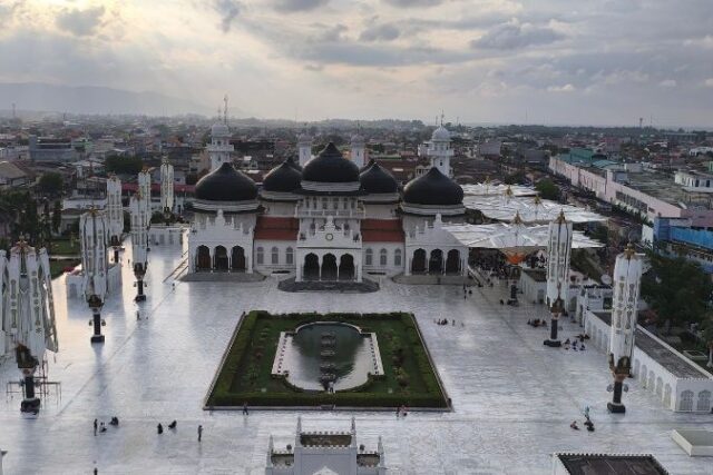 Menikmati Syahdunya Masjid Raya Baiturrahman