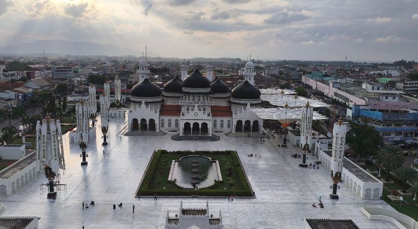 Menikmati Syahdunya Masjid Raya Baiturrahman