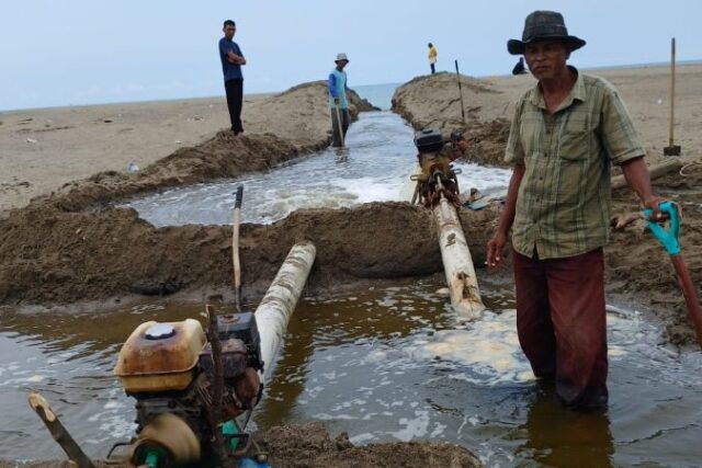 8 Dekade Muara Kukue Tersumbat Pasir, Petambak Masih Andalkan Cangkul