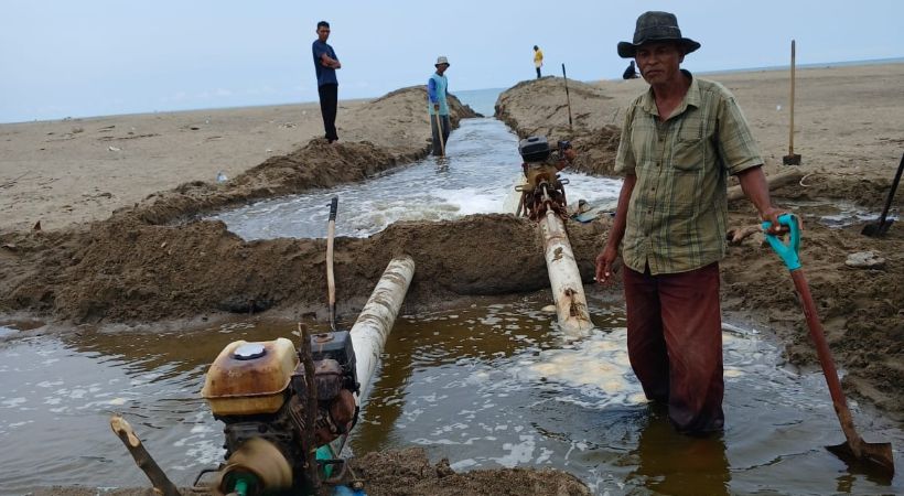 8 Dekade Muara Kukue Tersumbat Pasir, Petambak Masih Andalkan Cangkul