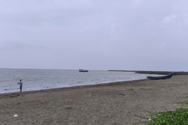 Menunggu Senja di Pantai Gampong Jawa