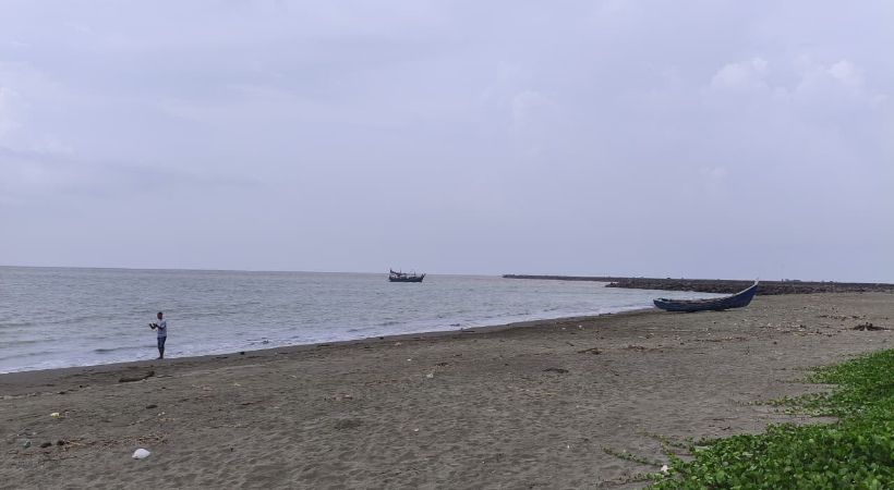 Menunggu Senja di Pantai Gampong Jawa