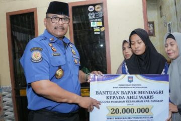 Safrizal Sampaikan Santunan Mendagri Kepada Petugas Damkar Pangkep