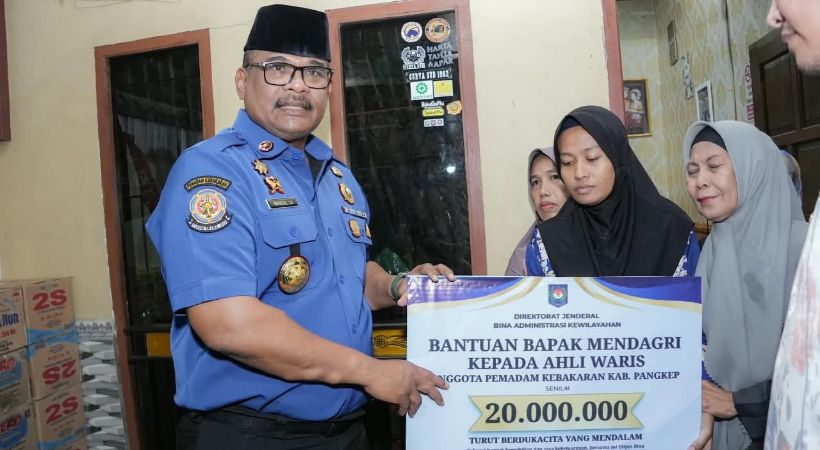 Safrizal Sampaikan Santunan Mendagri Kepada Petugas Damkar Pangkep